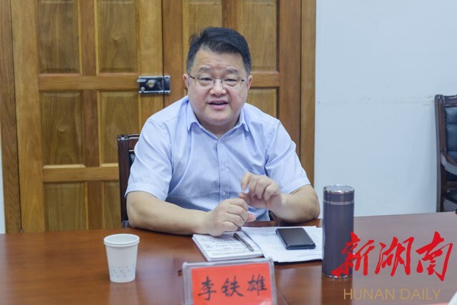 游进 黎明明)5月28日,新化县委书记李铁雄与建设银行娄底分行行长龚