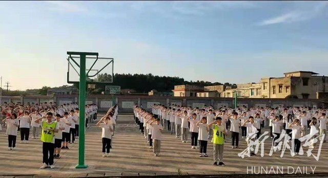 湘潭县第十中学开展防溺水"六不两会"宣誓活动