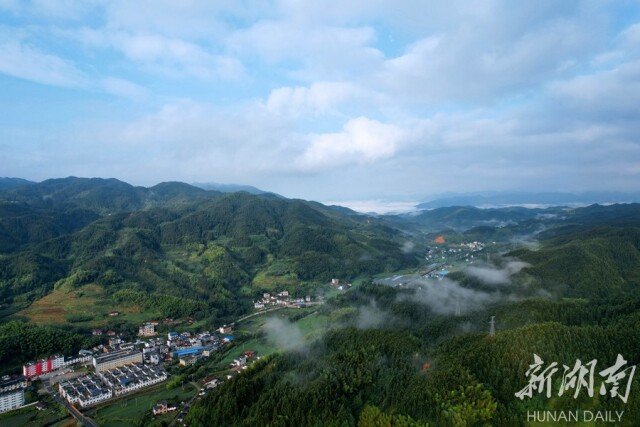 7月20日,桂东县沤江镇寒口村雨后初霁,薄雾升腾,美不胜收.