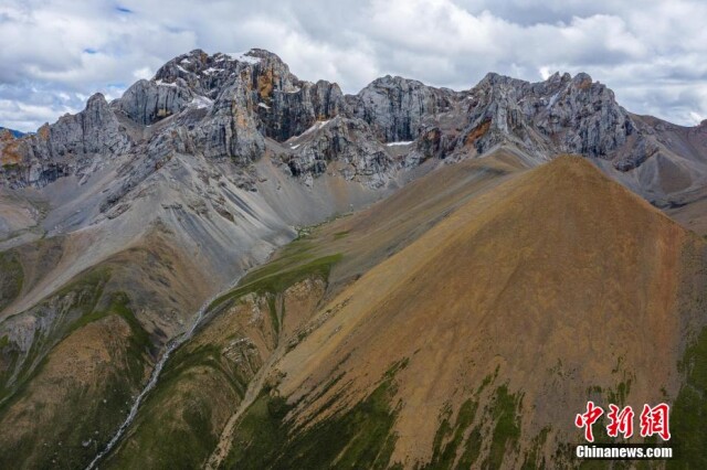 嘉黎县夏季风光. 何蓬磊 摄    图为嘉黎县独俊大峡谷. 何蓬磊 摄