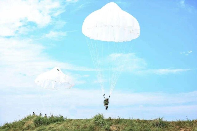 太飒了!特战女兵800米高空纵身一跃