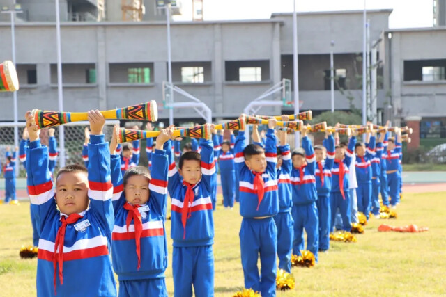 为增强学生体质,促进学生全面发展,长沙雅礼丁江学校从这个学期开始在