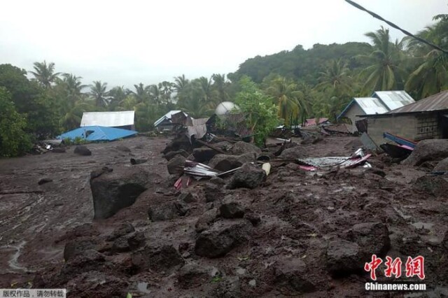 当地时间4月4日,印尼东部弗洛雷斯岛lamanele村遭遇洪灾后的景象.