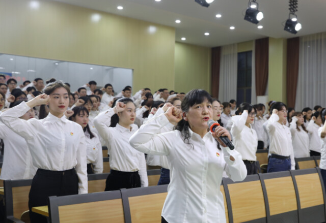 湖南财政经济学院举行百名大学生党员集体入党宣誓活动