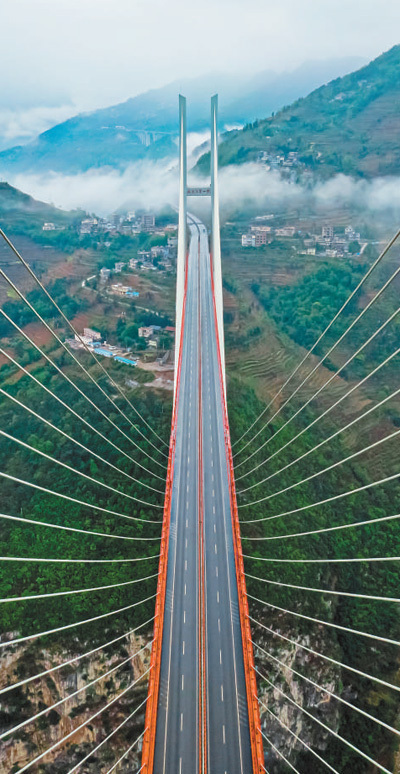 跨越黔滇两省的杭瑞高速北盘江大桥.肖一摄(人民视觉)