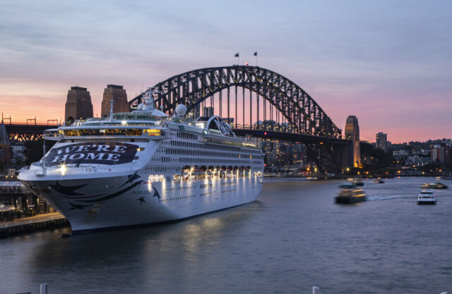 禁航两年后悉尼港迎来首艘国际邮轮