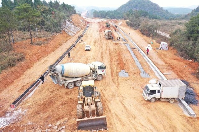 郑时仁拍摄于新田县田家至保安一级公路施工现场.