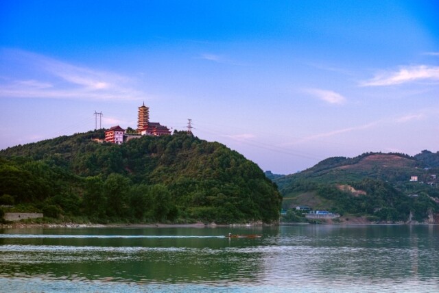 夕阳下的锦岩塔