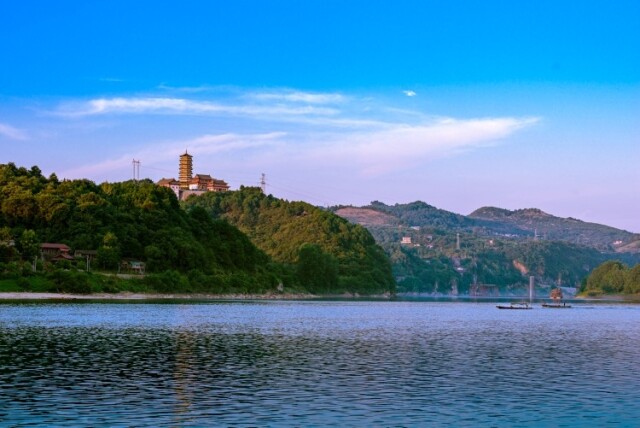 夕阳下的锦岩塔