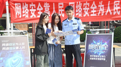 普法进广场 全民学安全