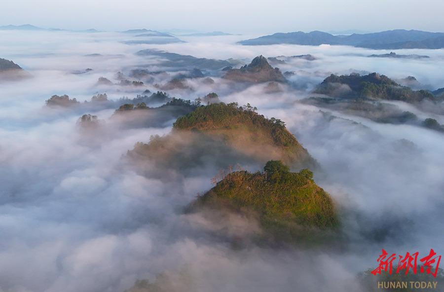 烟波浩渺掩青峰