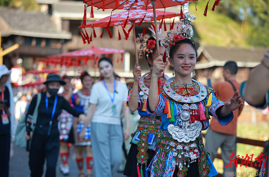 侗族文化圈粉游客