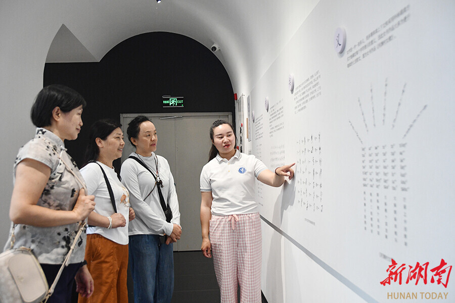 神秘女书展示“她力量”