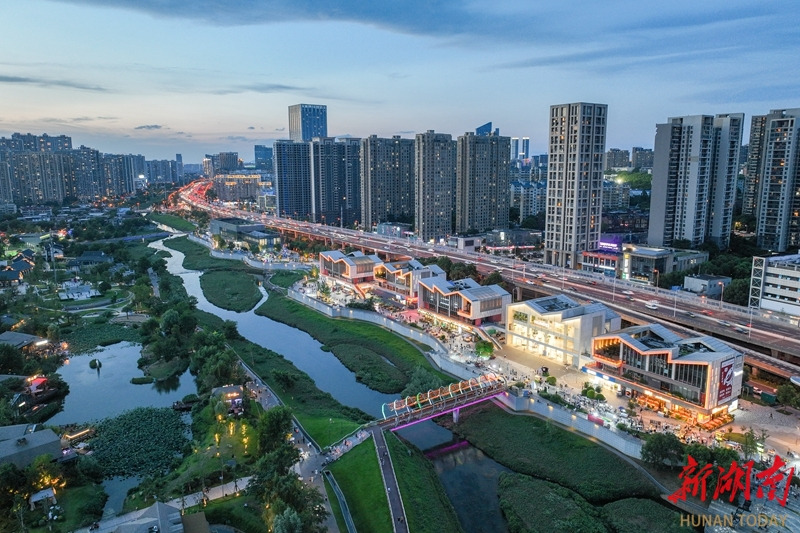 “十里圭塘”点亮滨水夜经济
