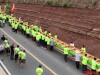 44.9米长新龙舟入水，百余村民齐心抬行6公里