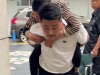 十年背母打工，这回他要再救母亲一次