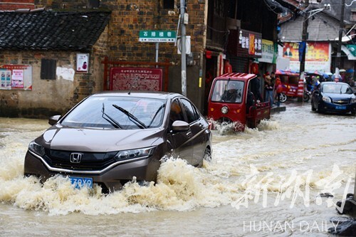 图集|道县：突降大雨 多部门展开应急处置