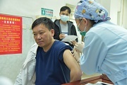 彭军示范带头接种新冠疫苗