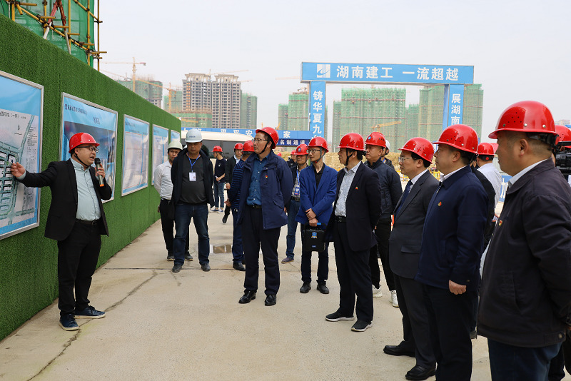 经开区工委理论学习中心组学习“课堂”搬到项目现场