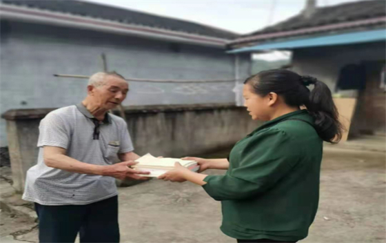 柿溪乡为老党员送党史书籍 打通党史学习教育“最后一公里”