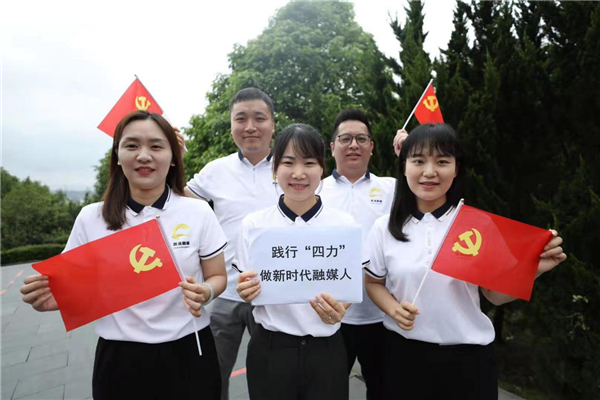 辰溪融媒：青春作伴 我和党旗合个影