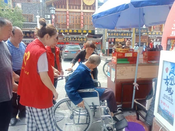 学党史 办实事——凤凰县残联开展免费上门送辅具活动