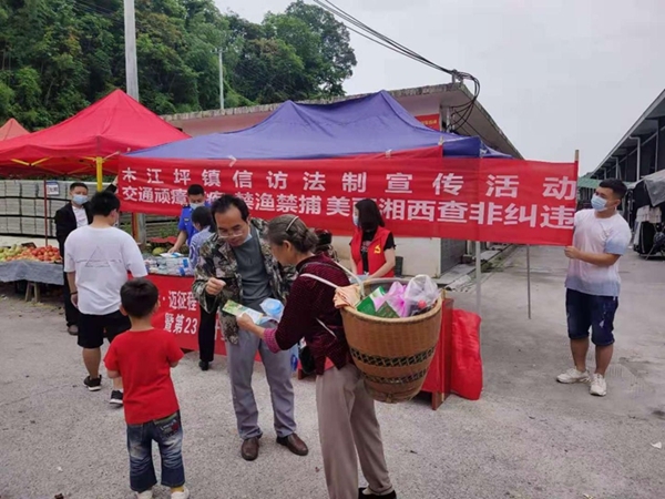 凤凰县木江坪镇：利用赶集日开展交通安全劝导活动 助力农村交通安全