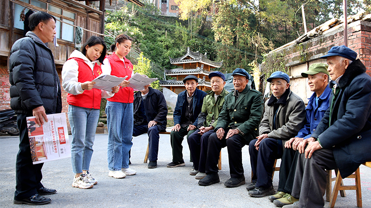 图片新闻丨党员小分队 村寨宣讲忙