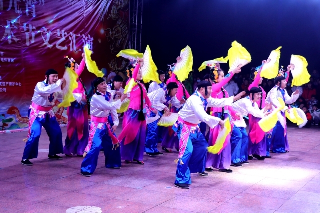 麻阳：苗乡花灯艺术节里闹元宵