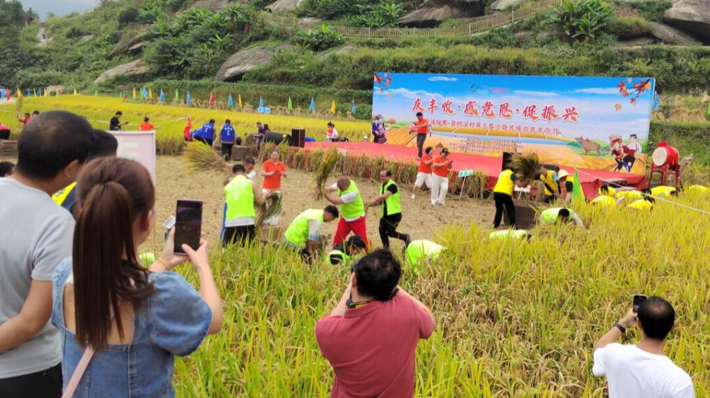 洪江市：瑶乡翁朗溪村欢庆丰收节