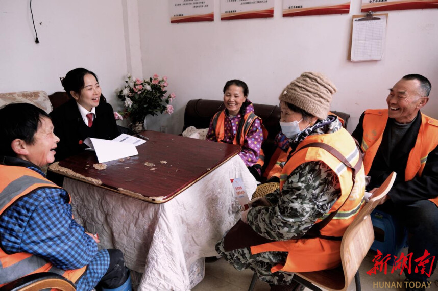 “法”护“城市美容师” 普法惠民不停歇