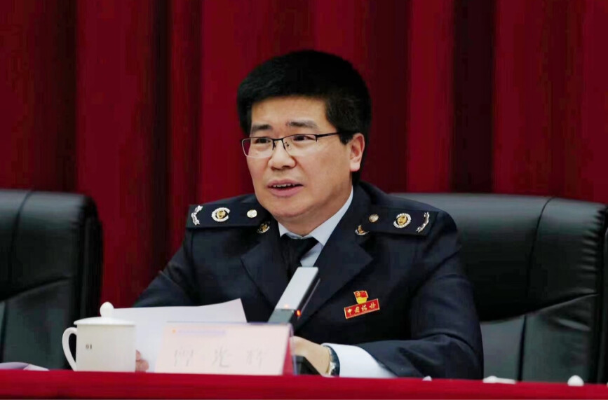 以榜样之光照亮奋进之路