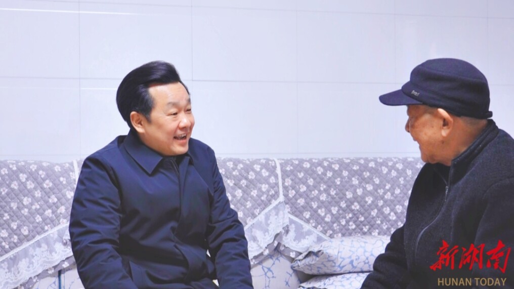 唐成、郑明明走访慰问离退休老干部、老党员和困难群众