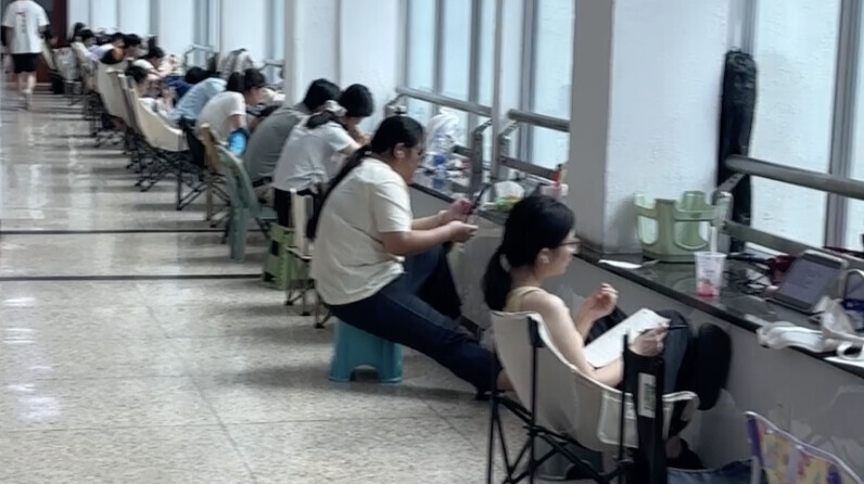 不拒任何读者！湖南图书馆暑期爆火，连过道都成了热门自习区