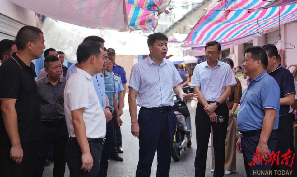 曾平原督查文明卫生城市建设工作