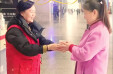 十年春运志愿服务：别人忙过年，她忙着&ldquo;送暖&rdquo;丨新春走基层