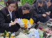 大学生手编菊花、稻穗，述说对袁爷爷的思念
