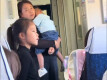 火车上女子抱孩子无座 大学生毫不犹豫让出自己的座位