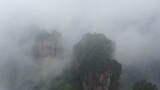 张家界武陵源:云缠雾绕黄石寨