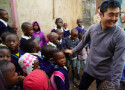 中國青年為肯尼亞貧民區兒��“造夢”