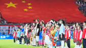 巨型五星红旗亮相“湘超”看台