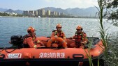 郴州走娃丨资兴消防救援战士驻守江面，为“走娃”们筑牢水上安全防线