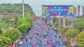 跨省奔跑 2026湘鄂龙凤马拉松鸣枪开跑