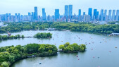 泛舟赏景 乐享闲暇