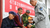 探访石门受灾群众临时集中安置点
