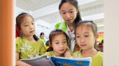 返乡大学生 情暖暑托班