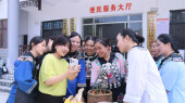 苗家青年学直播 手机成了新农具