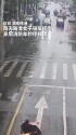 暖心！雨天路滑女子骑车摔倒，身后消防车秒停救援
