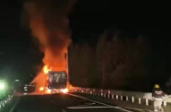物流货车高速途中起火，消防2小时紧急扑救