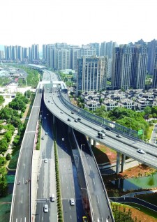 这意味着湘府路河西段快改工程桥梁洋湖立交实现东西南北四向贯通